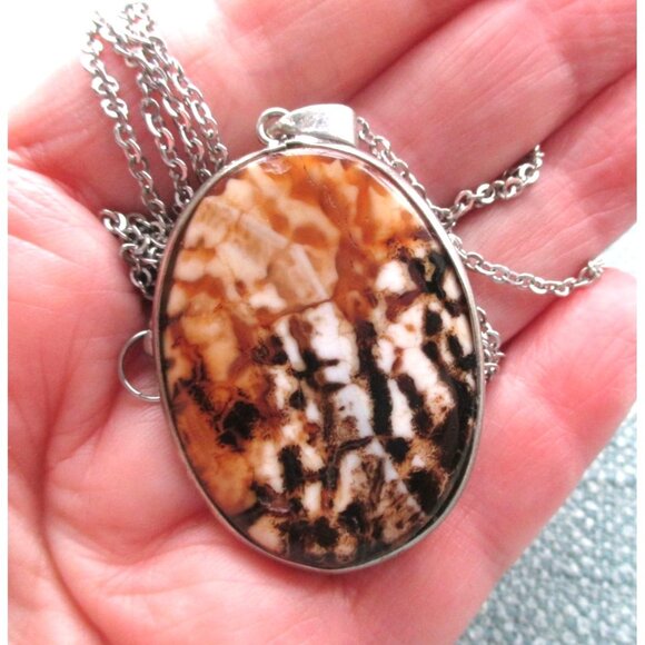 New Oval Agate Stone Pendant Necklace on 24" Stainless Chain - Gift Boxed - Picture 5 of 7